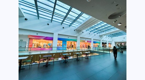 DM, Grand Mall, гр. Варна - Брандиране на витрини с фолио и изработка на обемни кутии от еталбонд - скрита сглобка (2026)