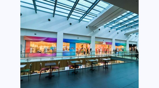 DM, Grand Mall, гр. Варна - Брандиране на витрини с фолио и изработка на обемни кутии от еталбонд - скрита сглобка (2026)