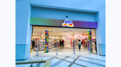 DM, Grand Mall, гр. Варна - Брандиране на витрини с фолио и изработка на обемни кутии от еталбонд - скрита сглобка (2026)