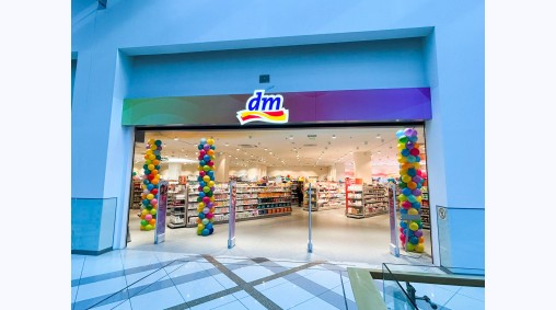 DM, Grand Mall, гр. Варна - Брандиране на витрини с фолио и изработка на обемни кутии от еталбонд - скрита сглобка (2026)