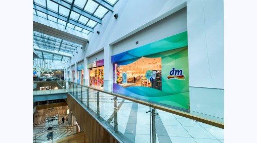 DM, Grand Mall, гр. Варна - Брандиране на витрини с фолио и изработка на обемни кутии от еталбонд - скрита сглобка (2026)