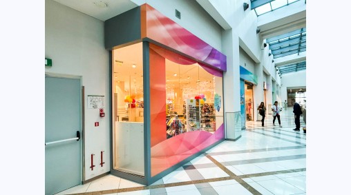 DM, Grand Mall, гр. Варна - Брандиране на витрини с фолио и изработка на обемни кутии от еталбонд - скрита сглобка (2026)